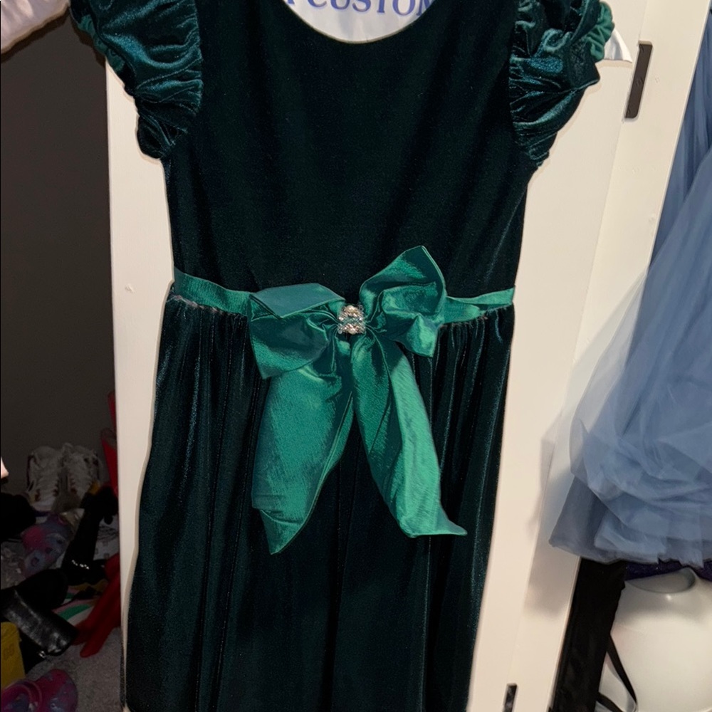 Elegant Green Velvet Dress with Bow